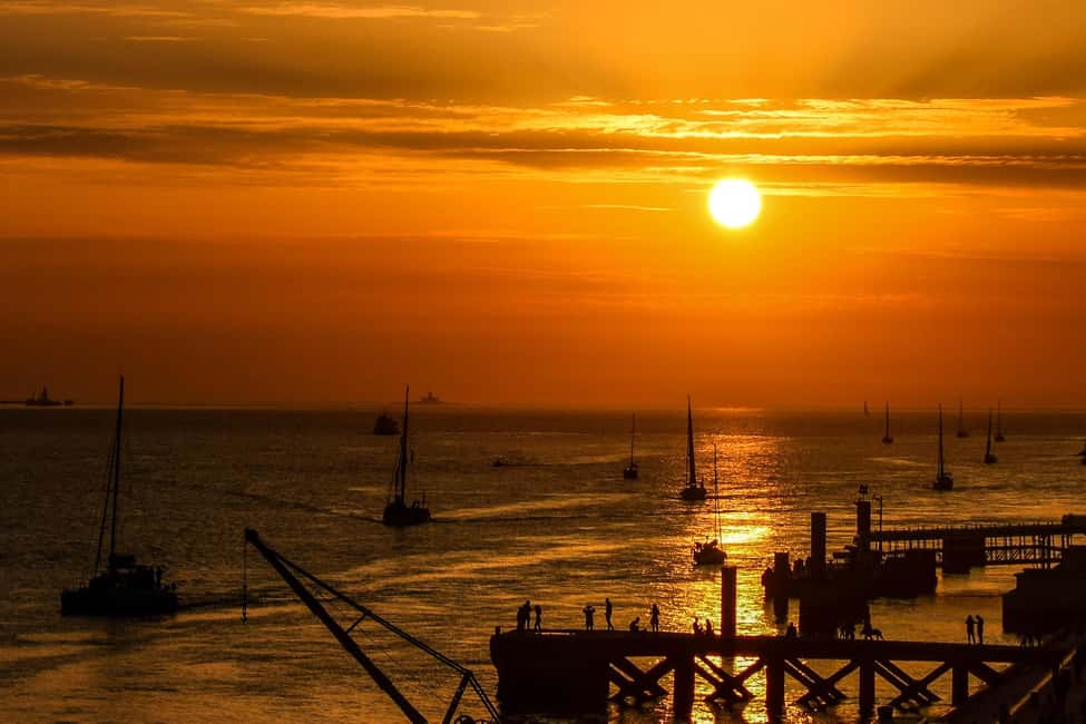Lisbon: Exclusive Golden Hour Sunset Boat Cruise - First stop energy: getting your bearings and starting with photos