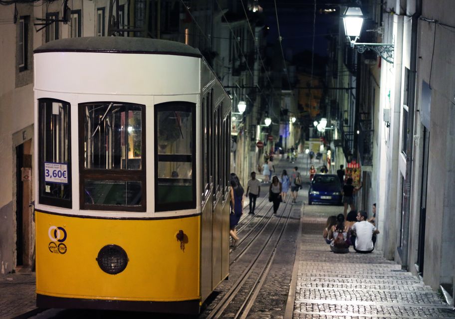 Lisbon: Fado Vadio Tour with Portuguese Tapas - Meeting at Café A Brasileira and getting your Lisbon bearings