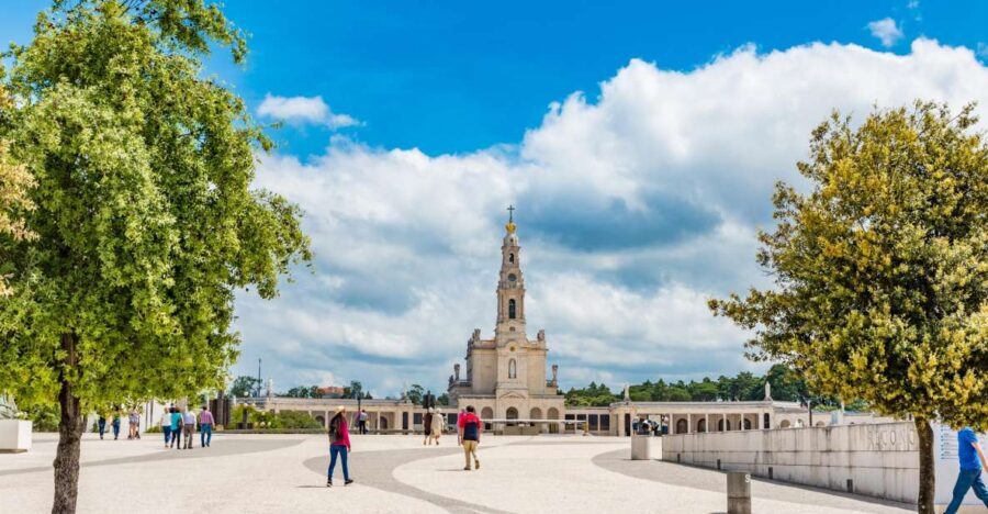 Lisbon: Fatima, Batalha, Nazare and Obidos Tour Hotel Pickup - Why this Fatima–Batalha–Nazaré–Óbidos route makes sense