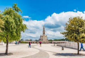 Lisbon: Fatima, Batalha, Nazare and Obidos Tour Hotel Pickup - Getting started: Lisbon pickup and the 8-seat van day