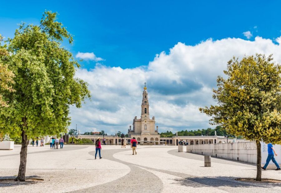 Lisbon: Fatima, Batalha, Nazare and Obidos Tour Hotel Pickup - Getting started: Lisbon pickup and the 8-seat van day