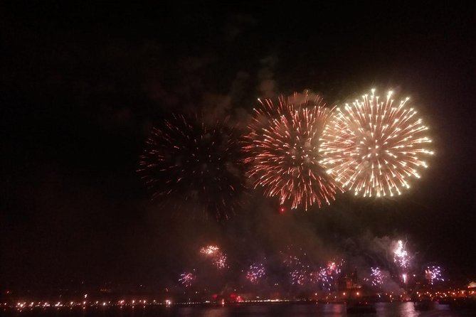 Lisbon: Fireworks, Music and Open Bar in New Year's Eve Cruise - Praça do Comércio stop: the best seating is literally on the water