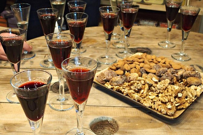 Lisbon Food & Local Drinks Evening Tour by Food Lover Tour - Stop 3: the traditional restaurant tasting with local wine