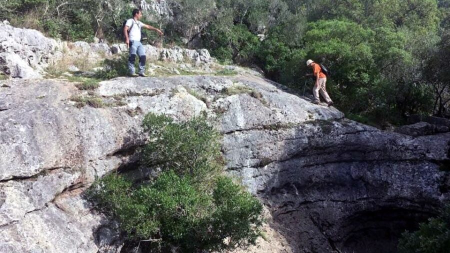 Lisbon: Hiking in Arrábida Natural Park - Cape, beach, and the dinosaur-footprint warning