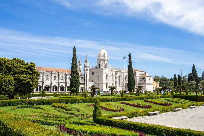 Lisbon Hop-On Hop-Off Bus Tour and River Cruise - Discounts book: how to use it without spending money just to save money