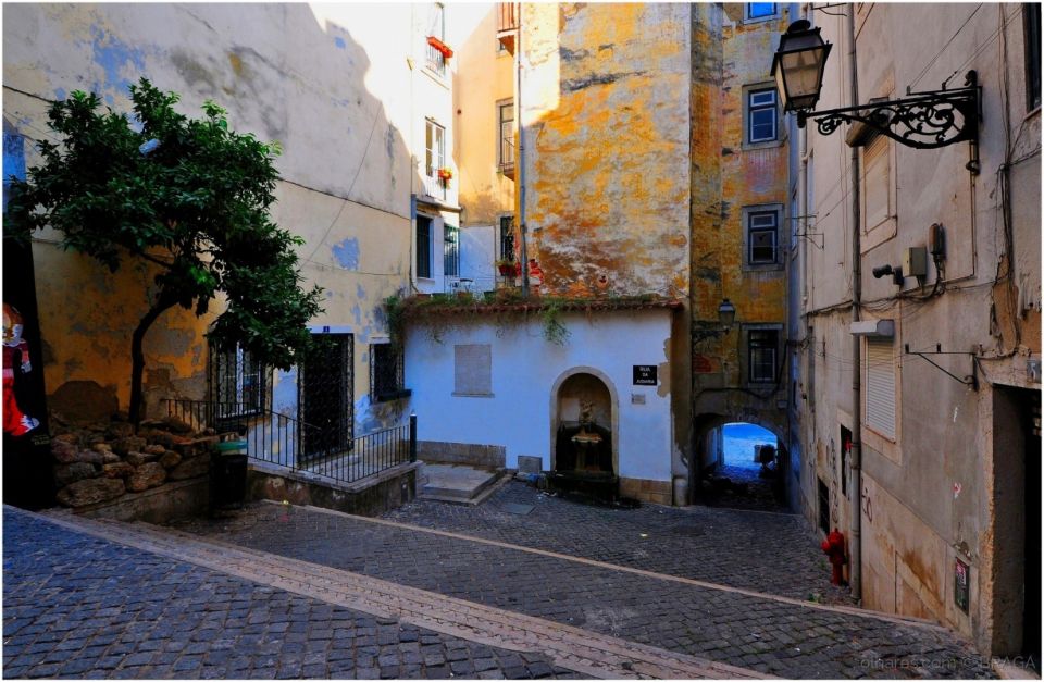 Lisbon: Jewish Quarter Guided Walking Tour - Why this Jewish Quarter walk starts at Praça do Comércio