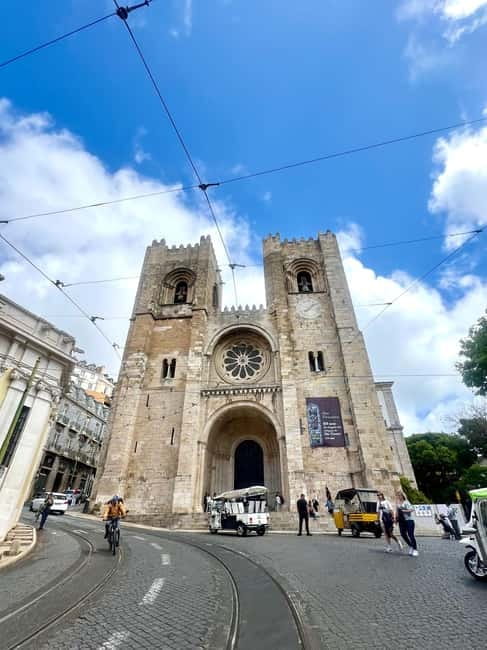 Lisbon Old Town Tuk Tuk Top Experience - Downtown Classics: Commerce Square, Rua Augusta Arch, and Pink Street