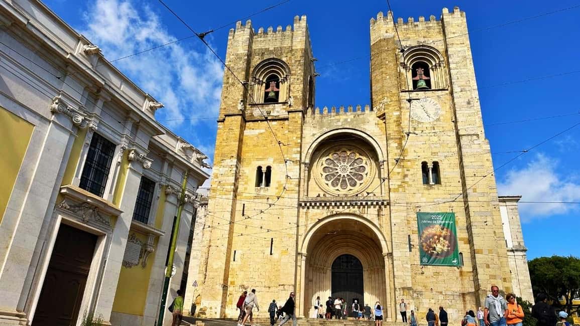 Lisbon: Old Town Tuk-Tuk Tour - Church of St. Anthony and Lisbon Cathedral: two guided stops that pay off
