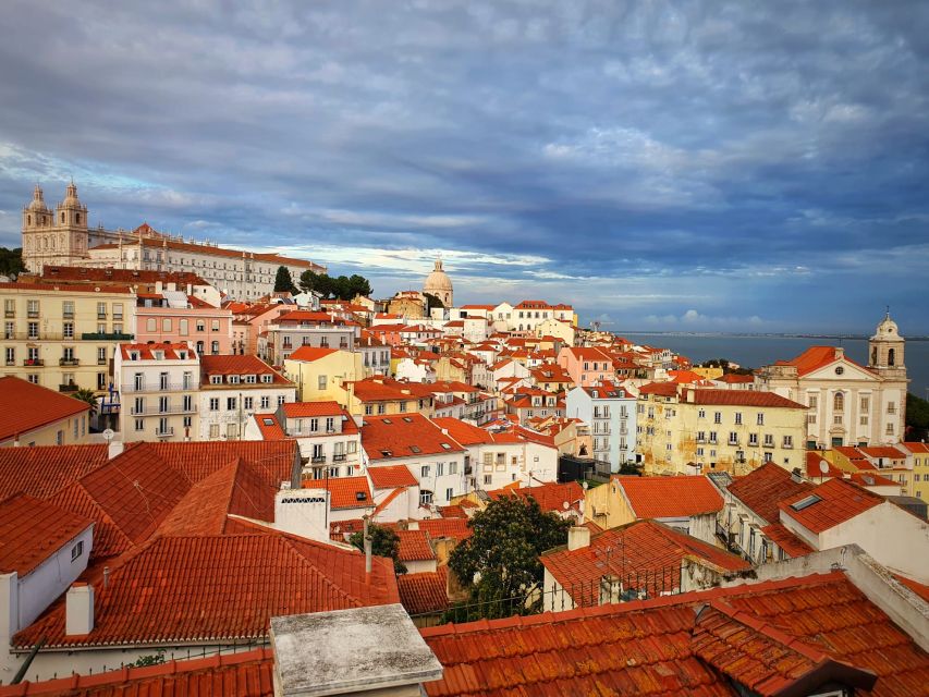 Lisbon: Old Town TukTuk Tour and Scenic Viewpoints in Alfama - Meeting point and pickup: how you actually start the tour