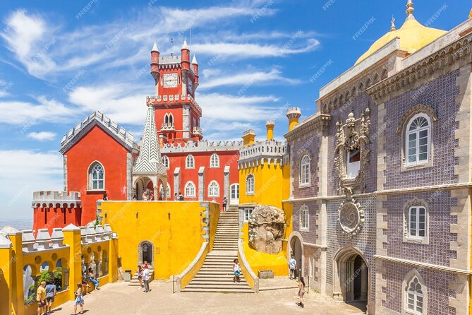 Lisbon: Pena Palace-Cabo da Roca & Cascais Private Tour - Azenhas do Mar lunch: cliffside views and ordering with confidence