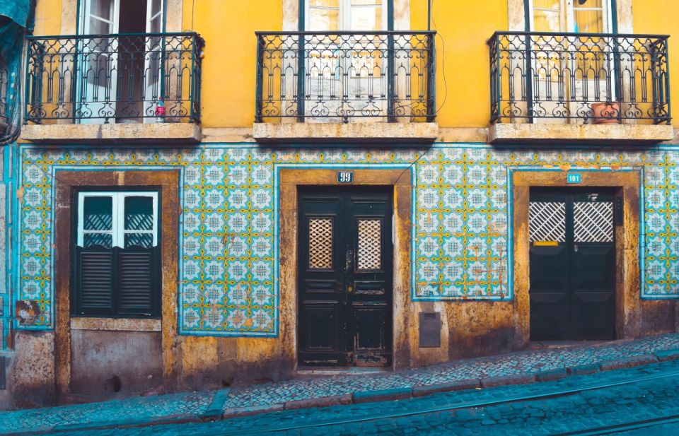 Lisbon: Private Expert City Tour by Eco Tuk Tuk - Your 3-hour flow: from riverfront streets to hilltop views