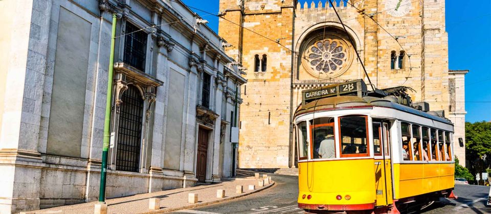 Lisbon: Private Full Day City Tour - São Jorge Castle and the Alfama castle district feel