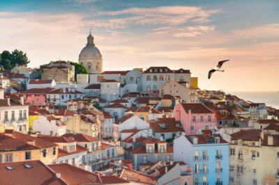 Lisbon: Private Old Town Tuk-Tuk Tour - Starting point and getting your bearings at Praça do Comércio