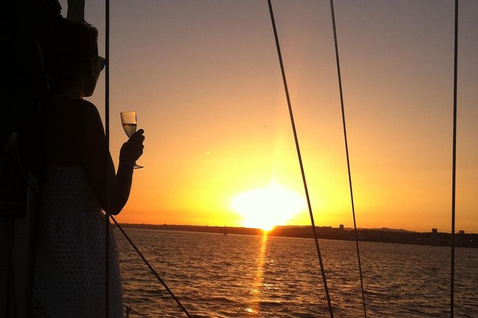 Lisbon Private Romantic 2h Cruise with sparkling wine-Day/Sunset - Where you meet in Belém and how to plan your timing