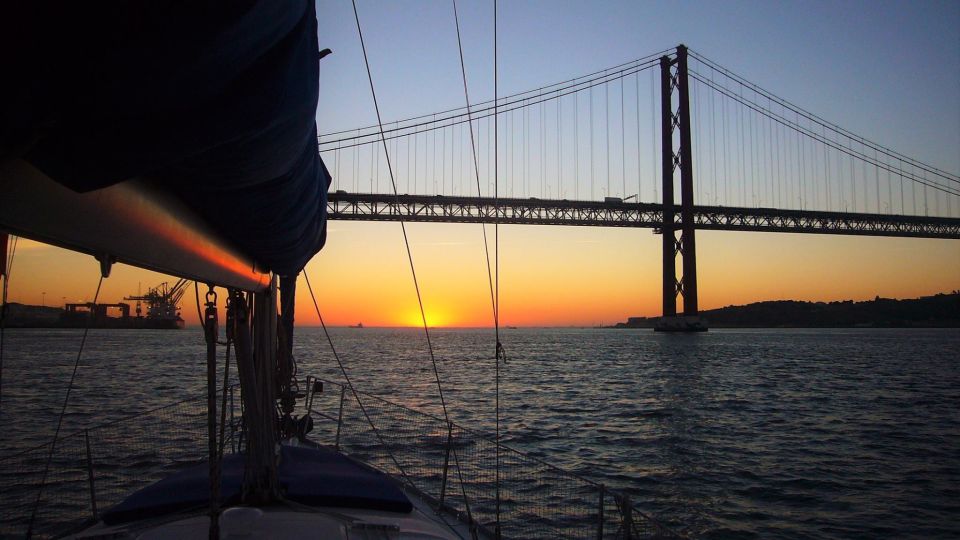 Lisbon: Private Sunset Sailing Tour with Champagne - Quick planning tips for the best sunset and photos