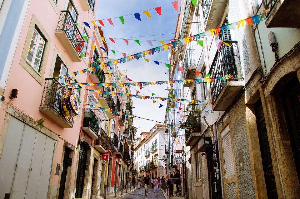 Lisbon: Private Tour with Locals – Highlights & Hidden Gems - Where It Starts: Miradouro de São Pedro de Alcântara and Your Bearings