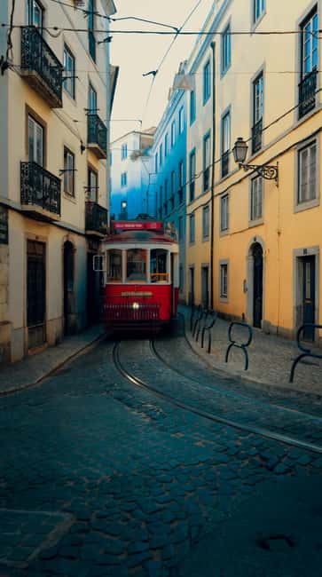 Lisbon: Private Tuk-Tuk Tour of Old Town & Scenic Viewpoints - Miradouros that actually deliver photos: Santa Luzia, Portas do Sol, Graça