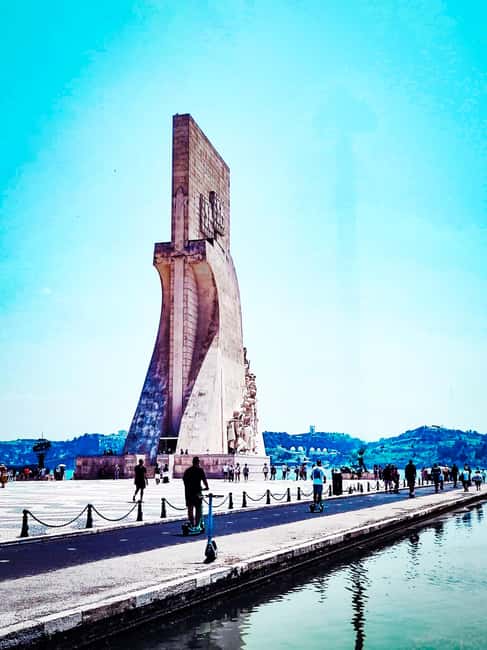 Lisbon: Private Tuk-Tuk Tour of Old Town & Scenic Viewpoints - Guides, photo stops, and how to get the best experience