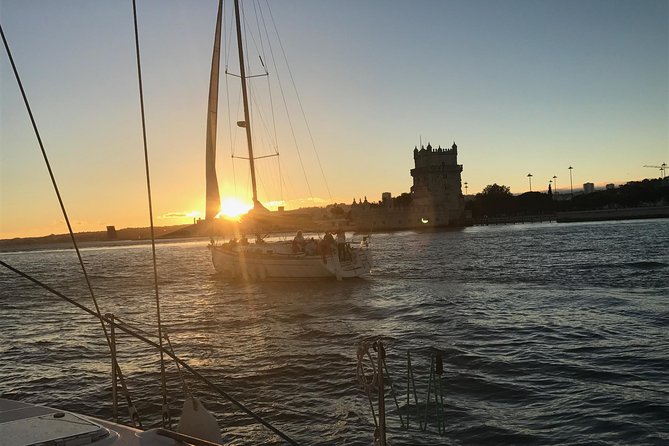 Lisbon River Sunset Sailing Cruise - Sailing with real conditions: when the motor helps