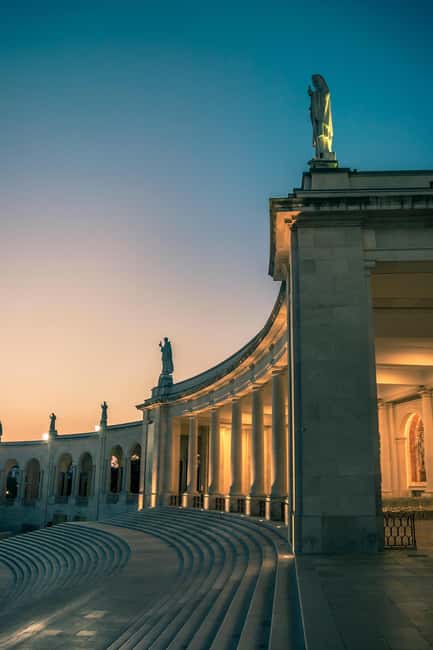Lisbon: Sanctuary Fátima & Little Shepperd Town Guide Tour - Basilica of Our Lady of the Rosary: tombs and sacred art