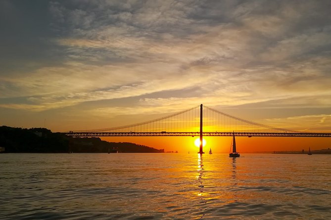 Lisbon Small Group 2h Sunset Sailing- Live Commentary & a Drink - The drink, the blankets, and the best photo timing