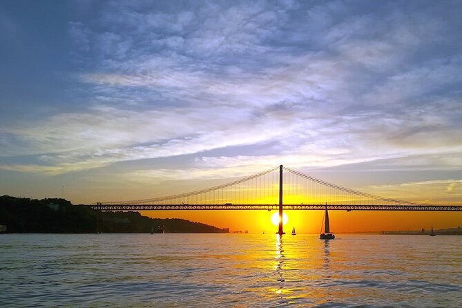 Lisbon Small Group Sunset Sailing 2h Cruise with Drinks Included - A quick cruise, big views: Palmayachts at the Tagus at dusk