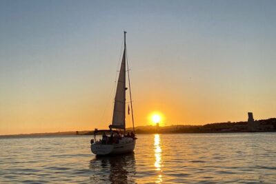 Lisbon Small Group Sunset Sailing 2h Cruise with Drinks Included - The route in plain English: from Discoveries to the old city skyline