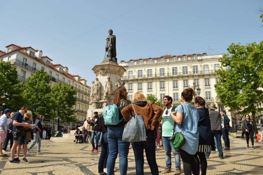 Lisbon: Starter Walking Tour to the highlights in German - Baixa, Chiado, and Praça Luís de Camões: Where the Past Meets Everyday Life