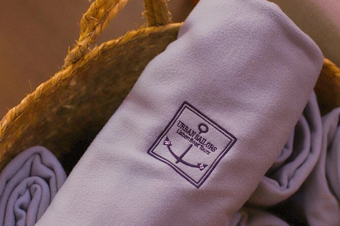 Lisbon Sunset Boat Cruise Tour With Drinks Included - Almada highlights: Christ the King statue and the 25 de Abril Bridge