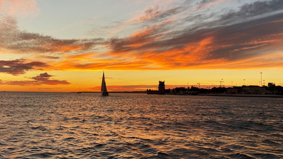 Lisbon: Sunset Cruise with Drinks - Bairro Alto and Alfama from the river: hills with character