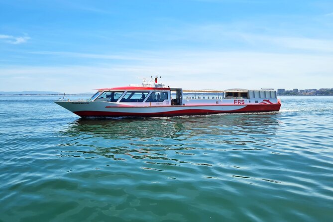 Lisbon Sunset cruise with Welcome Drink and Snack included - The sunset route: Praça do Comércio to the Ponte 25 de Abril area