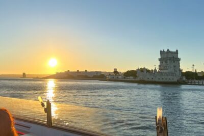Lisbon Sunset cruise with Welcome Drink and Snack included - The boat: quiet ride, big windows, and onboard comforts