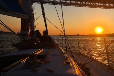 Lisbon Sunset Sailing Tour with White or Rosé Wine and Snacks - The 3:30 pm departure: getting more river than the rush-hour crowd