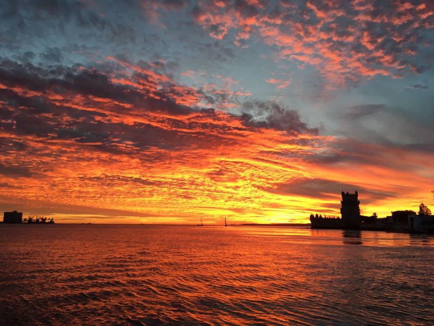 Lisbon: Sunset Sailing with Portuguese Wine and History - Photography and comfort tips for a moving sunset