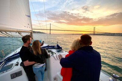 Lisbon: Sunset Tagus River Sailing Tour with Drinks - Almada Across the River and Cacilhas Lighthouse’s Fog-Logic