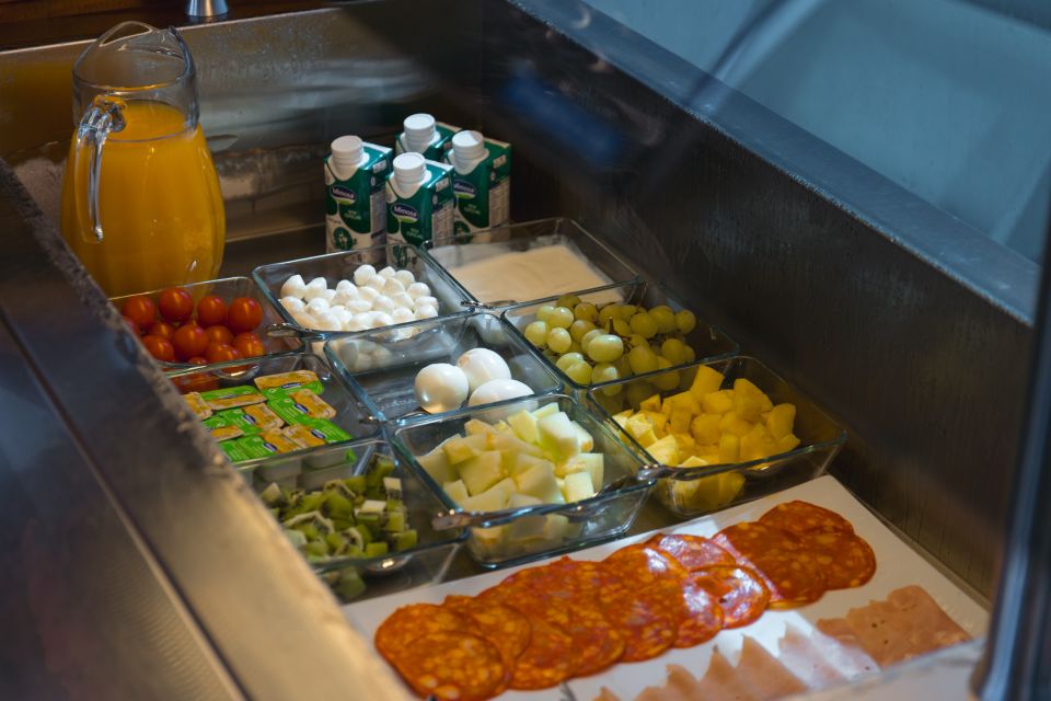 Lisbon: Tagus River Cruise With Brunch - Where You Start: Getting On Board Smoothly at Estação Fluvial Sul e Sueste