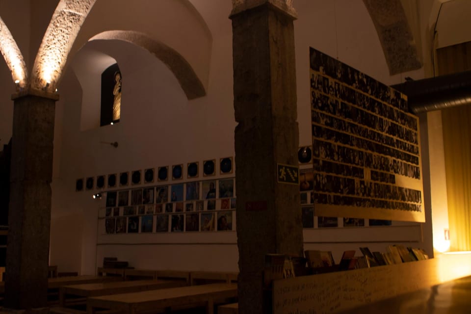 Lisbon: Tapas & Drinks with Fado Live Performance - Seating, Atmosphere, and How to Get the Most Out of the Night