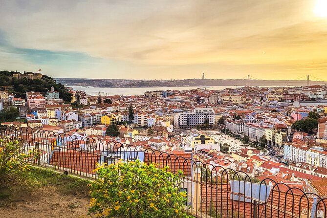 Lisbon tour Oldtown & Viewpoints on a tuktuk - Quick hits before you book