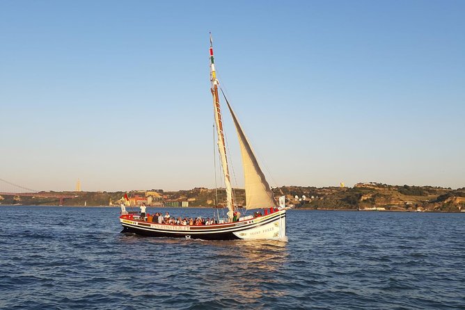 Lisbon Traditional Boats - Guided Sightseeing Cruise - How the 105 minutes works in real life