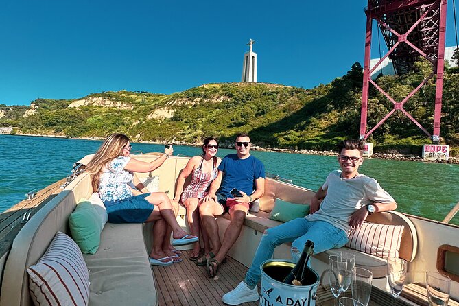 Lisbon: Vinho Verde Wine Premium Boat Experience - What’s really included: unlimited bar + Portuguese tasting buffet