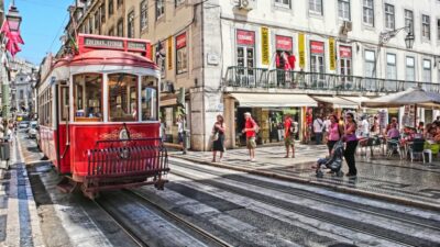 Lisbon's historic old town in a tuk-tuk in German - Pickup, comfort, and how the 2–3.5 hour plan feels in real life
