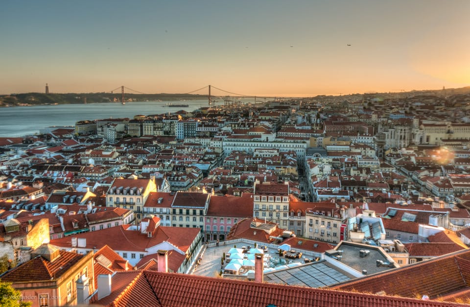 Lisbon's historic old town in a tuk-tuk in German - Lisbon Cathedral (Sé) and quick landmark moments that anchor the route