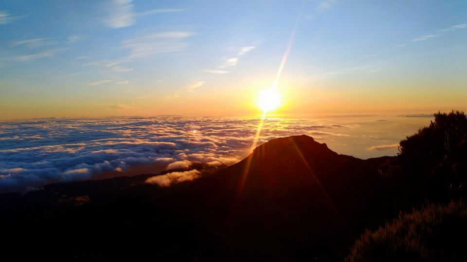 Madeira: Pico Ruivo Guided Sunrise Hike with Hotel Pickup - Pickup and the one-hour drive to Achada do Teixeira