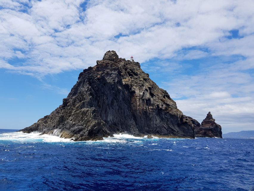 Madeira: Ponta de São Lourenço Lighthouse Boat Tour - The lighthouse moment: seeing the Farol from the water