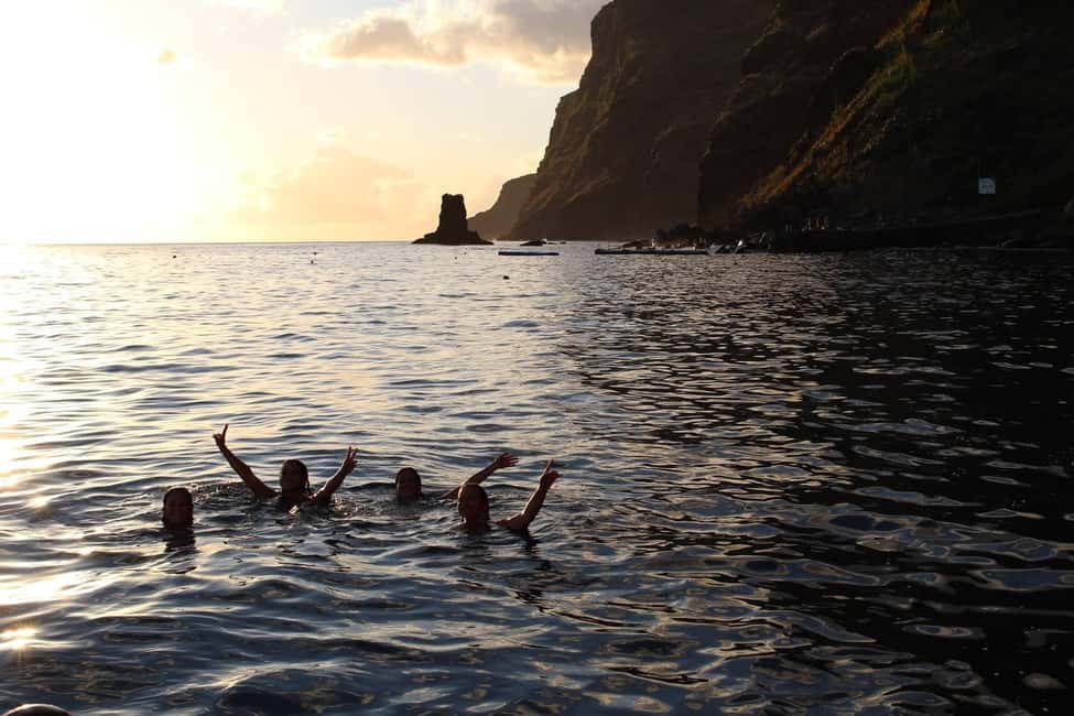 Madeira: Sunset Dinner Cruise - Funchal welcome refreshments: a quick reset before the sea part of the evening