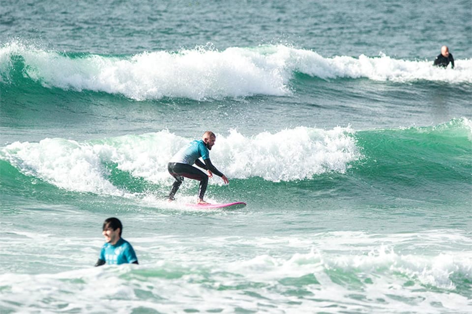 Matosinhos: Best surf Lesson with all equipment - Equipment basics: board, wetsuit, and comfort that lets you focus