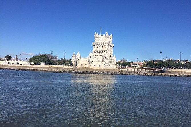 Morning Sailing Tour in Tagus River from Lisbon - Onboard comfort: snacks, your included drink, and what to wear