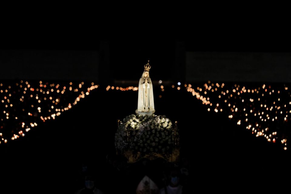 Night pilgrimage to Fatima with candle procession - From Lisbon meeting point to Fátima night: how the day starts