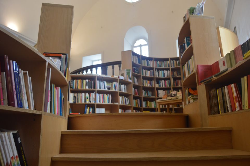 Óbidos: Medieval Tales & Secrets Spots Guided Walking Tour - Bookstores in old chapels: Ler Devagar and São Tiago Bookstore