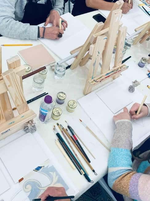 Paint your tile and create your unique piece in an art gallery in Lisbon - Key things to know before you go